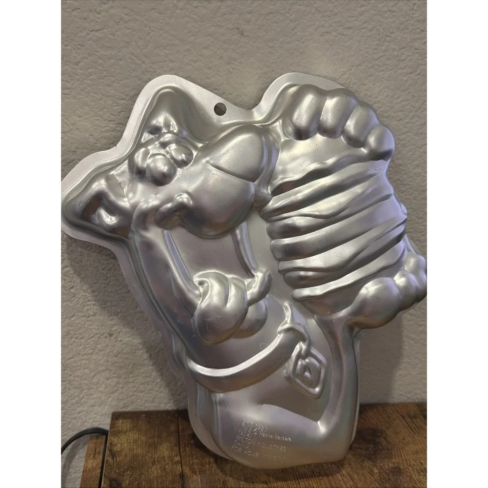 WILTON SCOOBY DOO CAKE PAN 2105-3227 Baking Mold Eating Sandwich Dog Scooby
